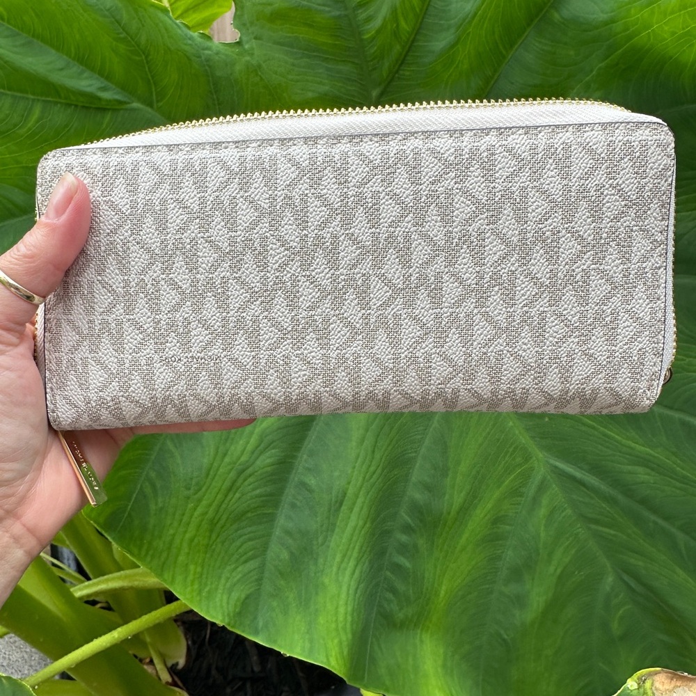 NWT Michael Kors Large Travel Wristlet - Picture 6 of 10